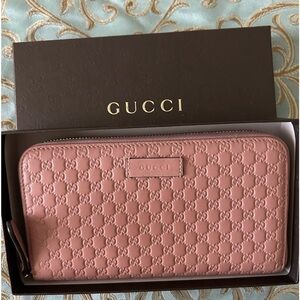 Gucci pink wallet
